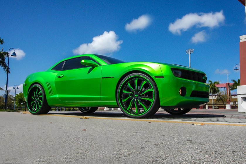 Chevrolet Camaro зеленый