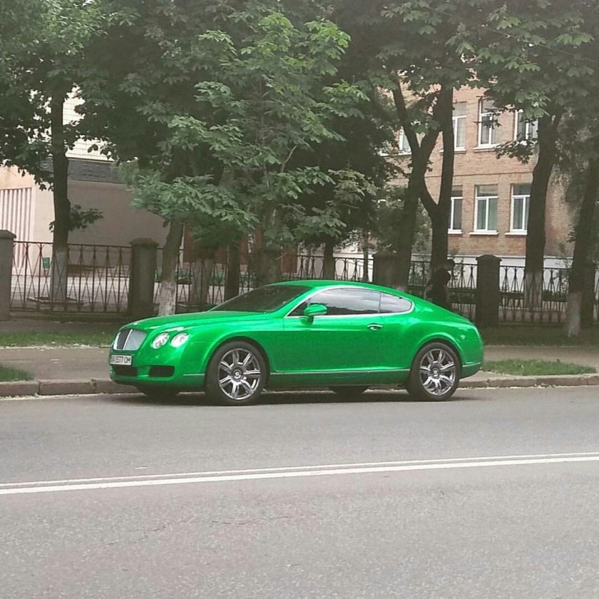 Машина зеленого цвета