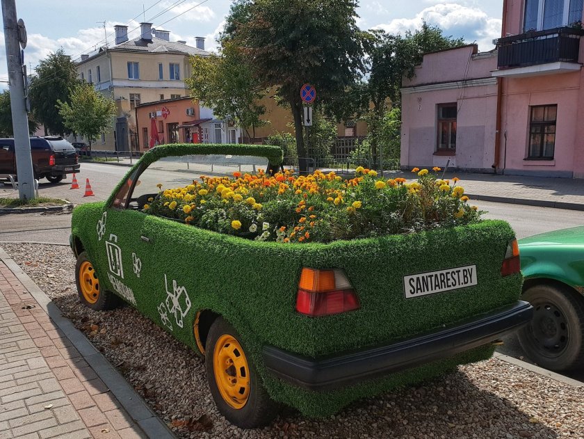 Клумба из машины старой
