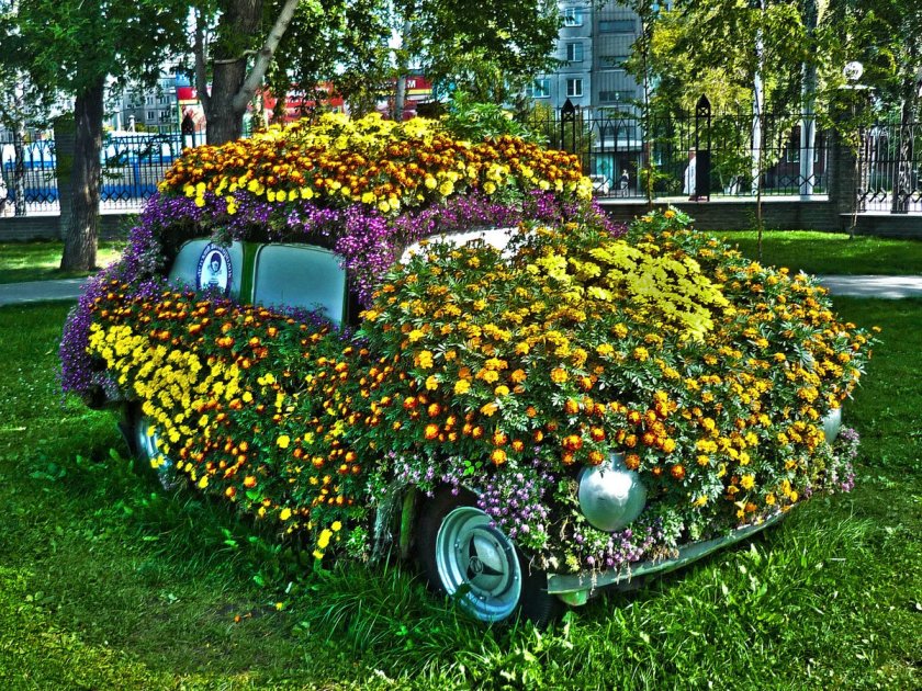 Клумба из автомобиля