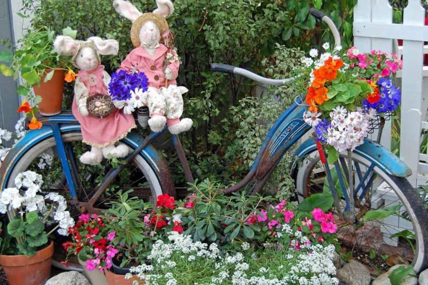 Велосипед в саду декор