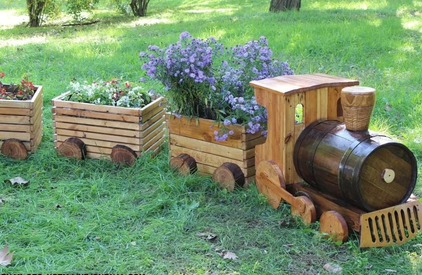 Паровозик из ящиков для сада