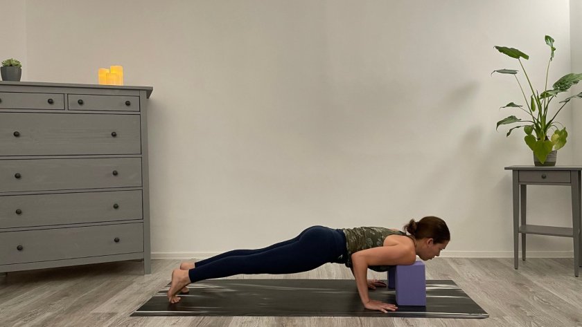 Chaturanga Dandasana поза