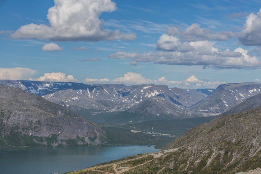 Самолет в горах