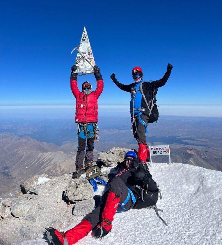 Знак на вершине Эльбруса