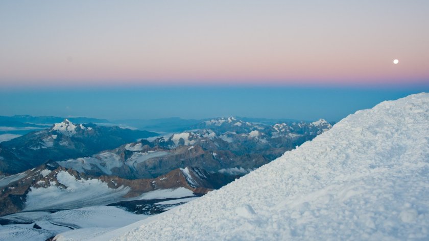 Вид с вершины Эльбруса на черное море