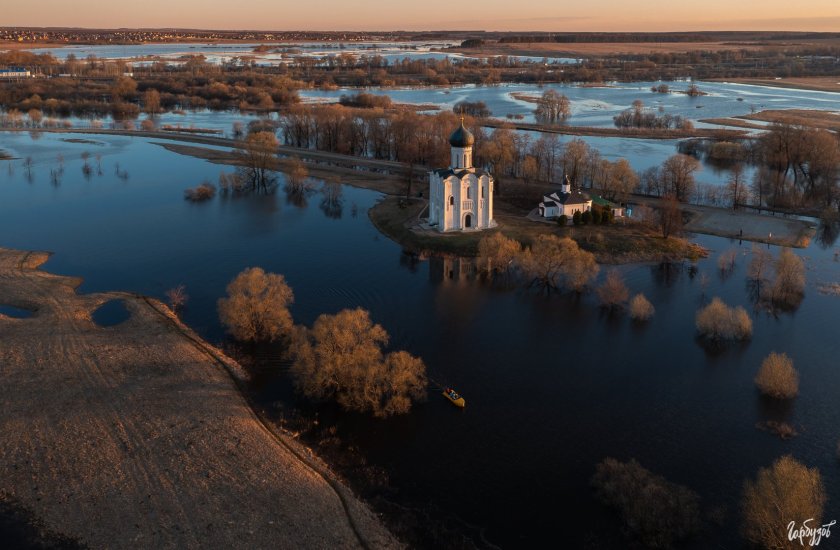 Храм Покрова на Нерли разлив реки