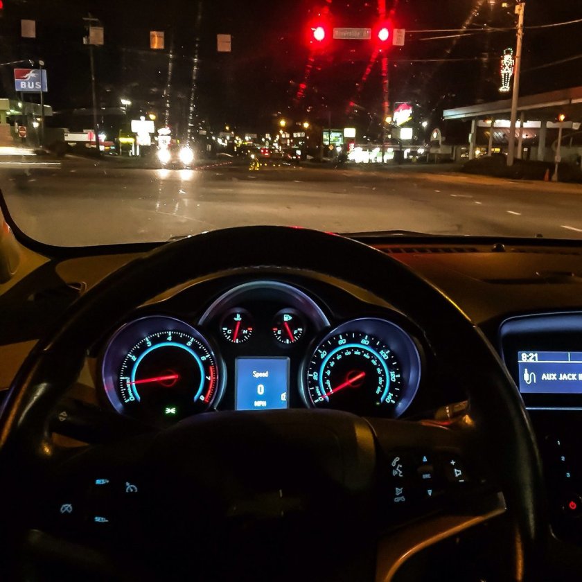 Chevrolet Cruze внутри ночью