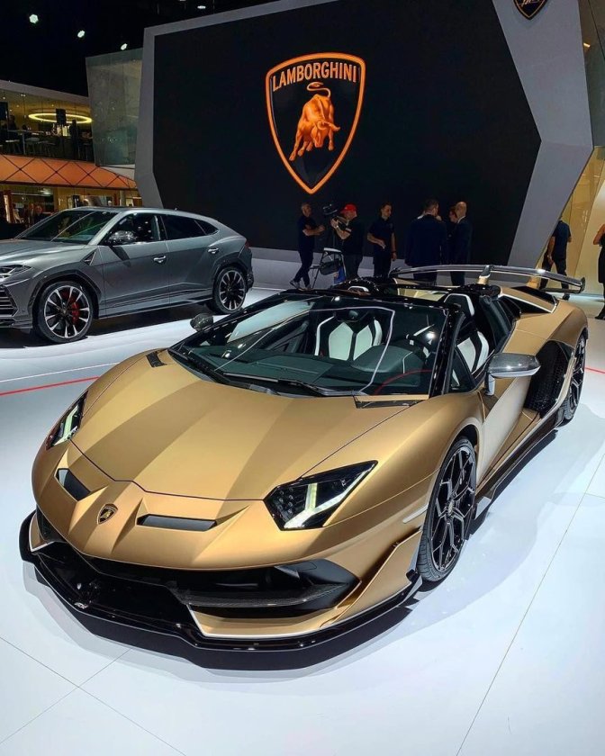 Ламборгини авентадор SVJ Roadster Золотая