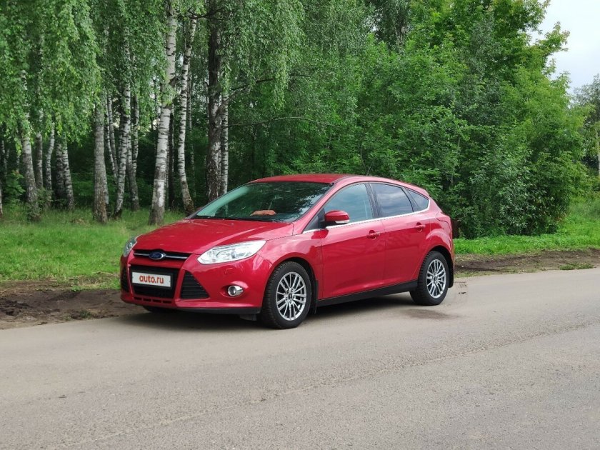Ford Focus Hatchback красный